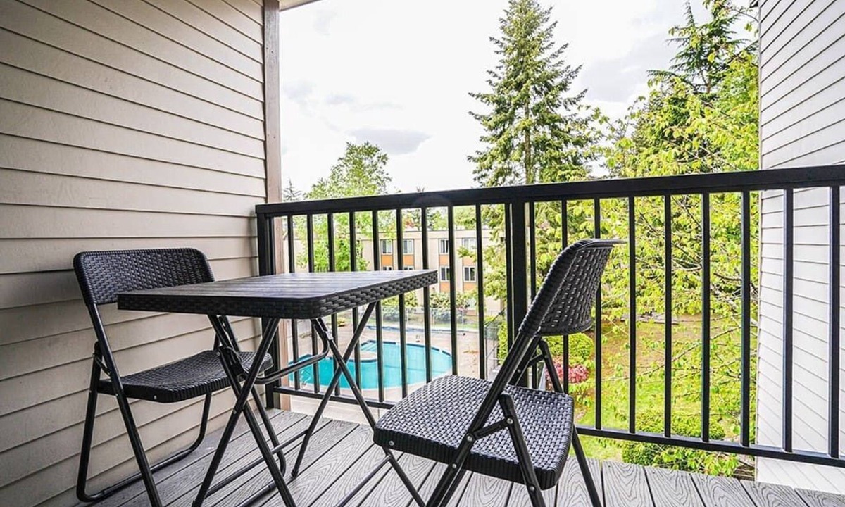 Bridle Trails Condo | Modern Microsoft Redmond Campus Condo with Balcony