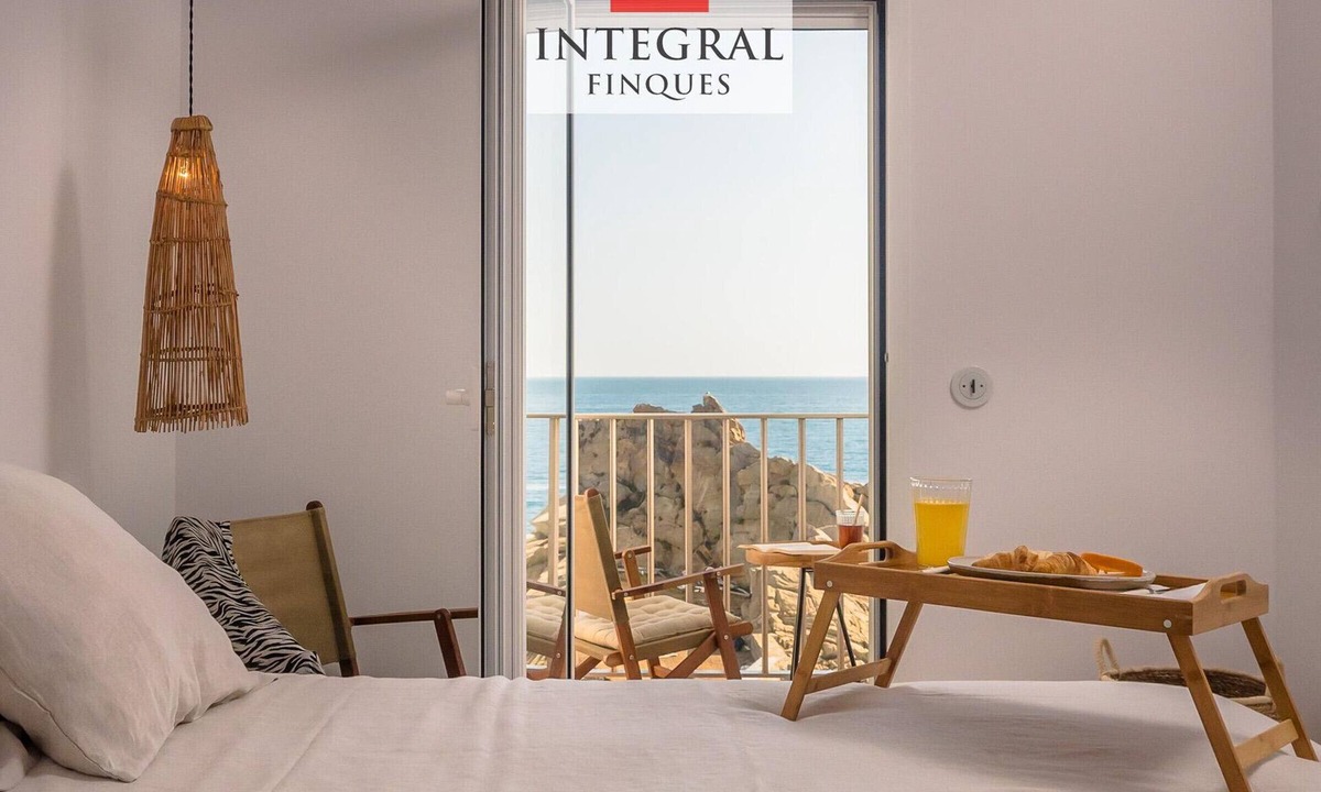 Palamos Apartment | Modern Minimalist Apartment in Palamós with Parking