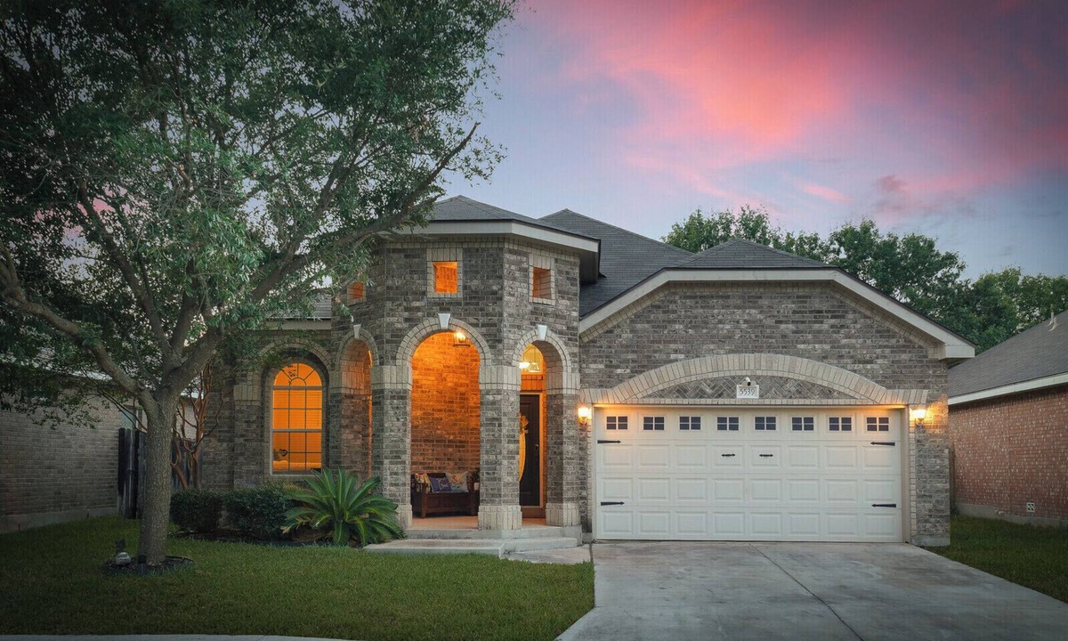 San Antonio House | Modern, minimalist home. Family-sized, smart home with backyard, pet-friendly!n