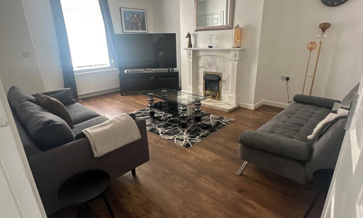 Blyth House | Modern Minimalist Spacious 3br Blyth Home