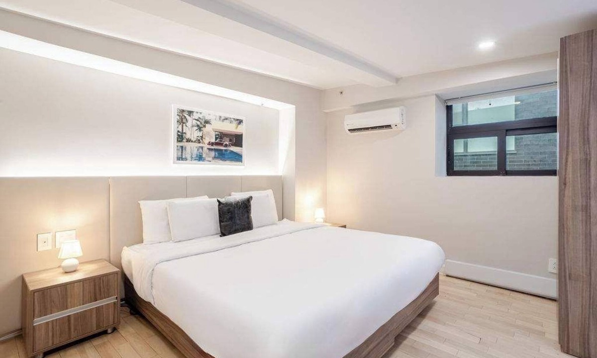 Gay Village Hotel | Modern Mood King – Heart of Montreal