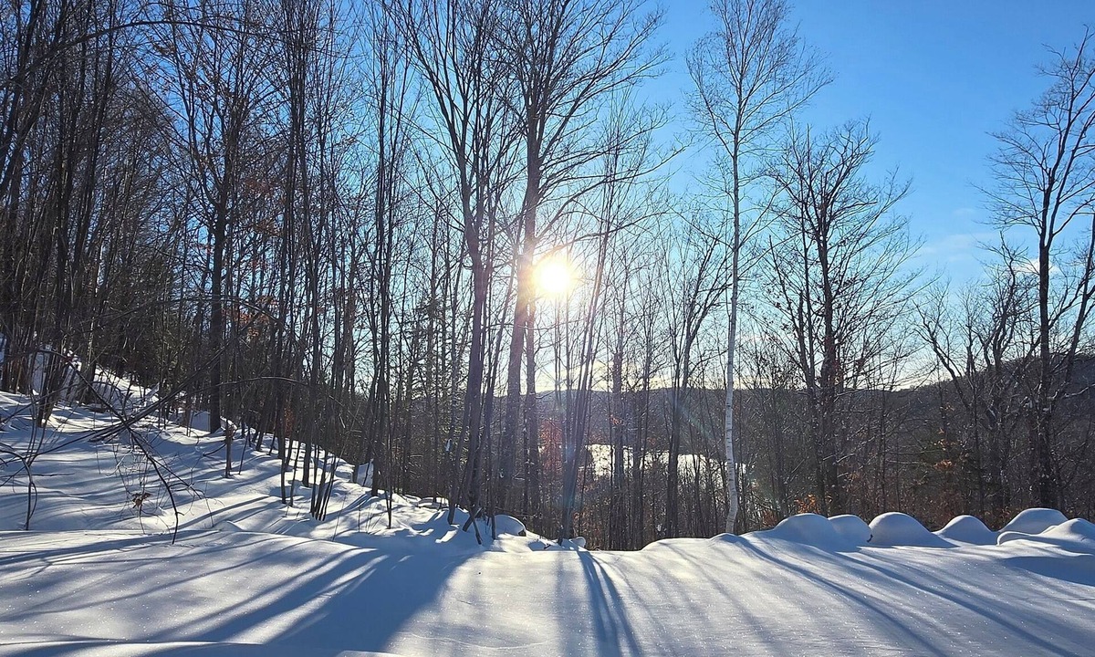 Lac-des-Seize-Iles Cottage | “Modern Mountain Retreat with Panoramic Views – 2BR, Sleeps 6, Ski or Retreat