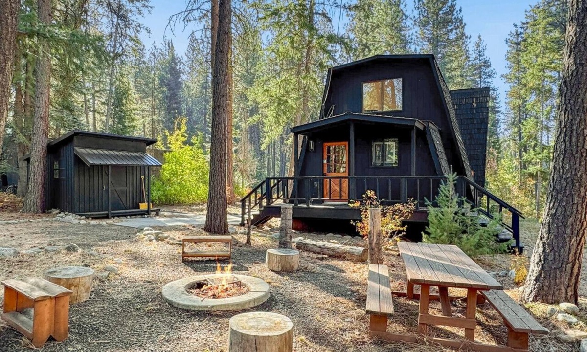 New Meadows House | Modern Mountain Cabin on the River