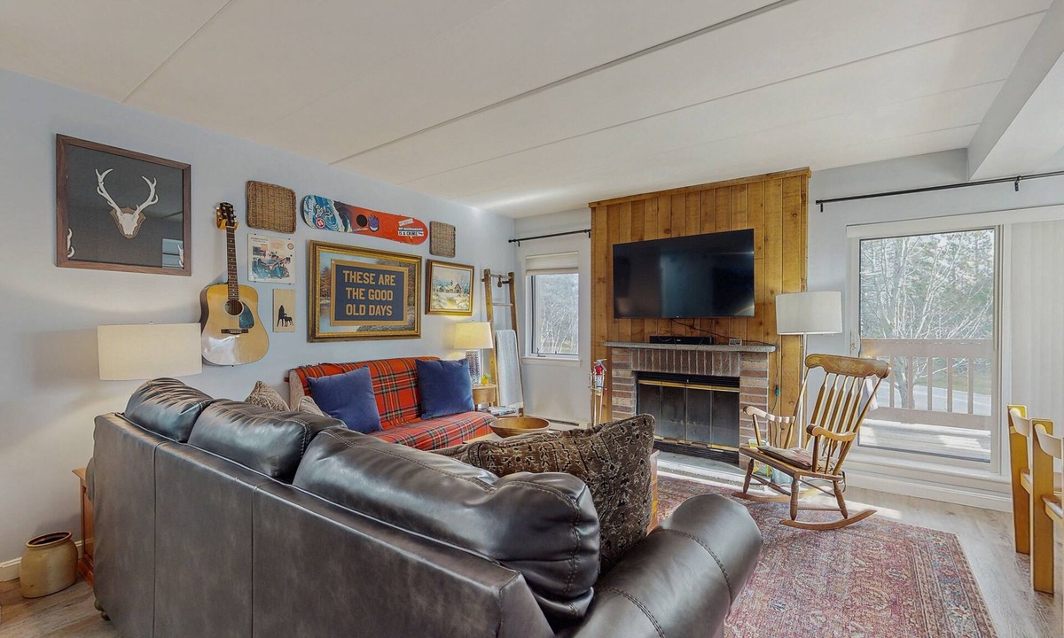West Dover Condo | Modern mountain condo – views, fireplace, WiFi, hot tub, pool, shuttle