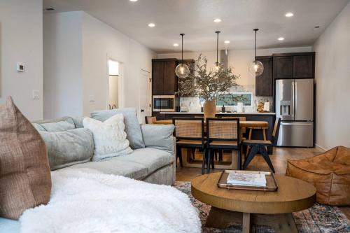 Mountain Green House | Modern Mountain Escape R5054Snowbasin Ski Getaway