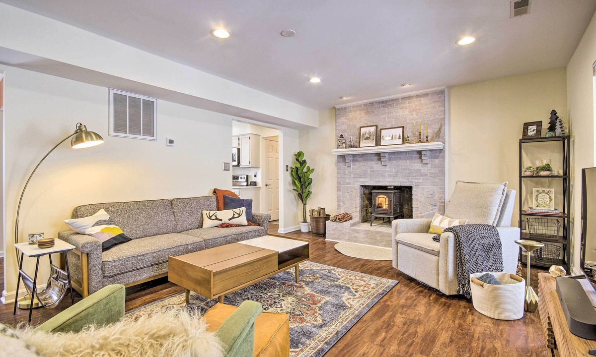 Chester Gap House | Modern Mountain Retreat w/Deck + Hot Tub!