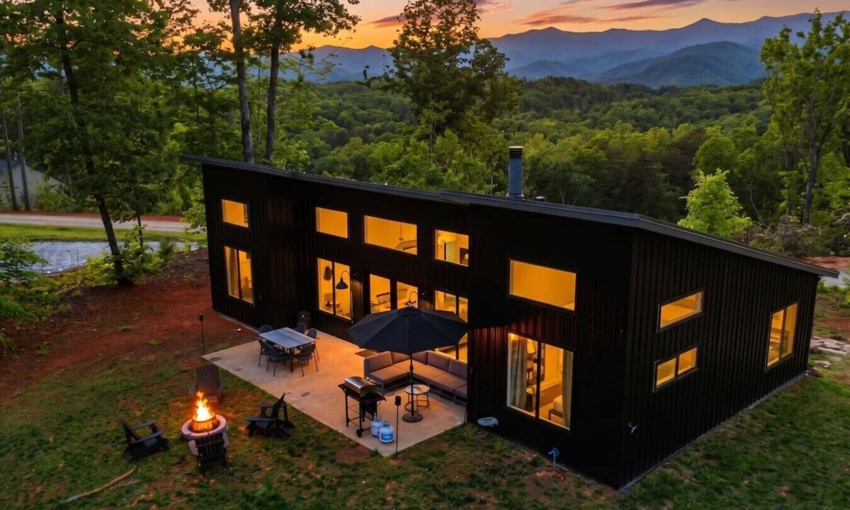 Old Fort House | Modern Mountain Retreat, Firepit, Grill and Fireplace