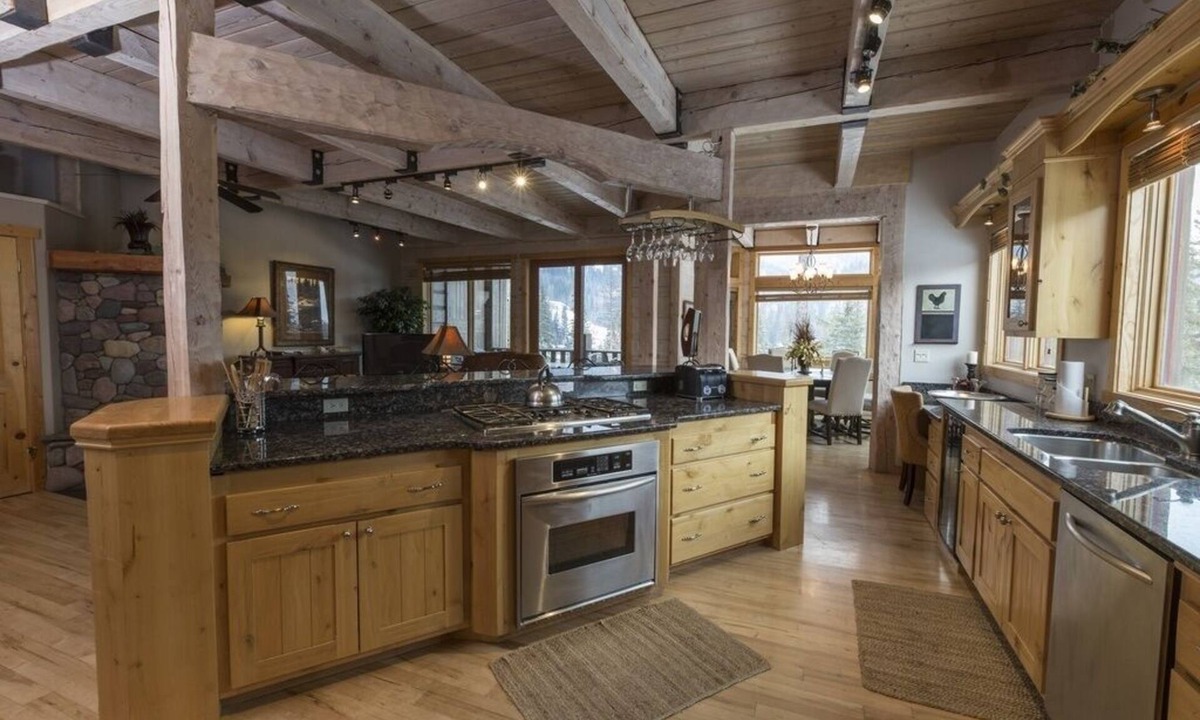Whitefish House | Modern Mountain Ski-In/Ski-Out Townhome
