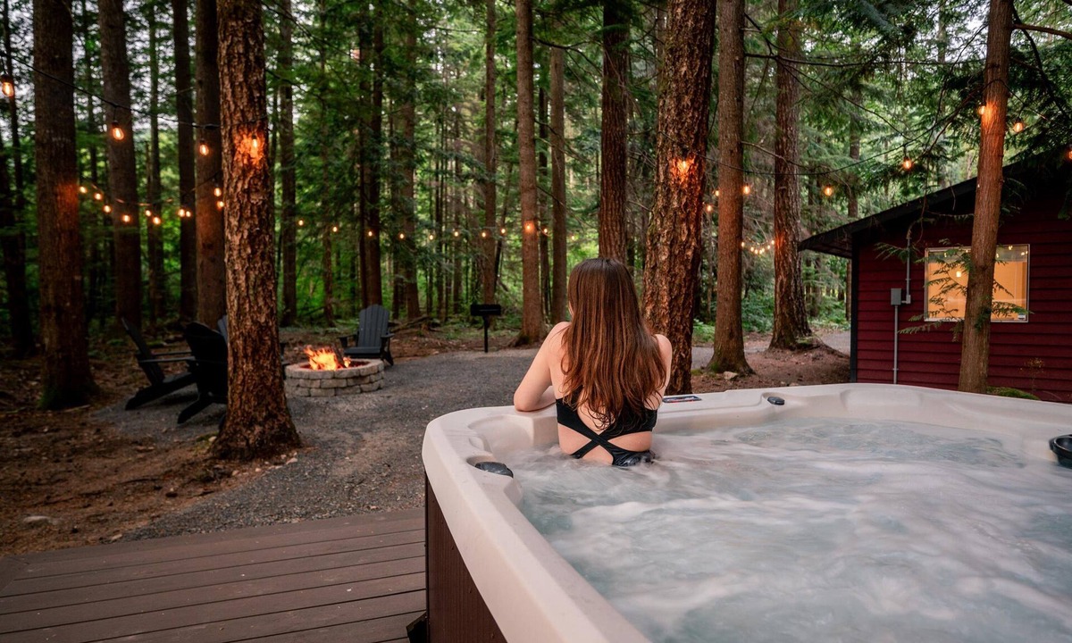 Peaceful Valley Cabin | Modern Mt. Baker Cabin With NEW Private Hot Tub