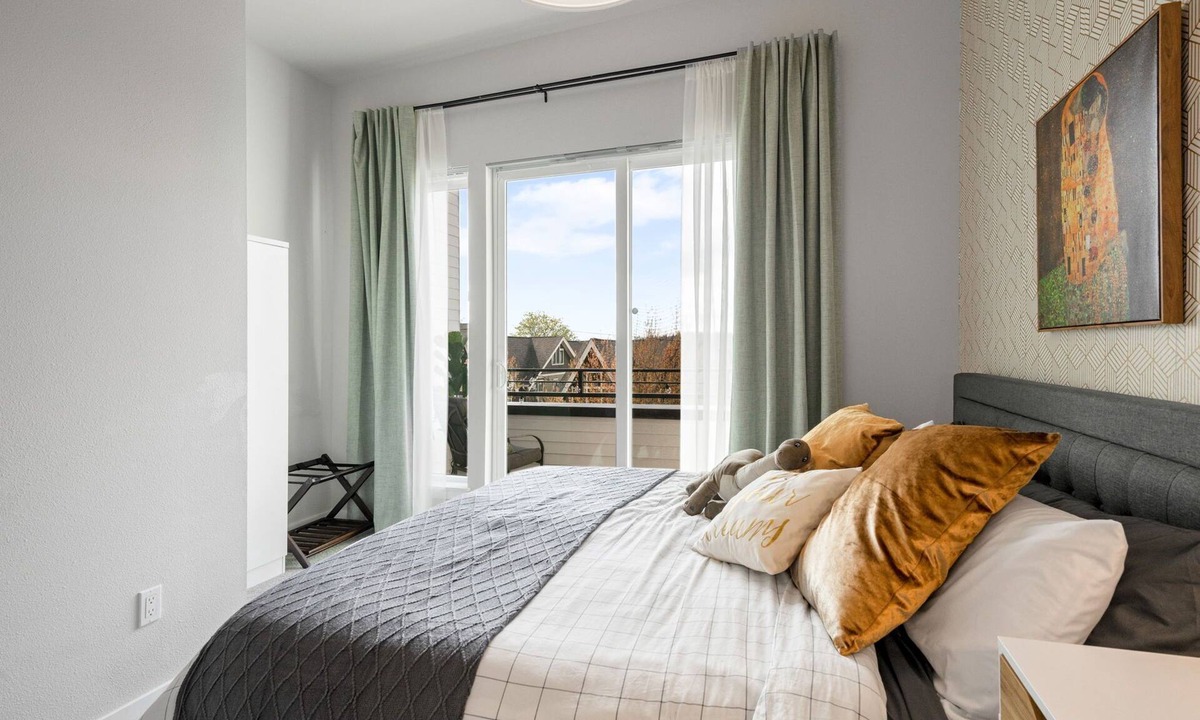 Atlantic Apartment | Modern Mt. Rainier Rooftop 7 min to World Cup