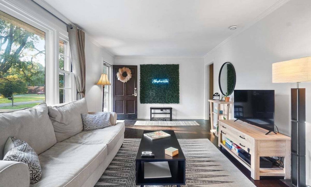 Glencliff House | Modern Musical 3329-Pet Friendly-Sleeps 7