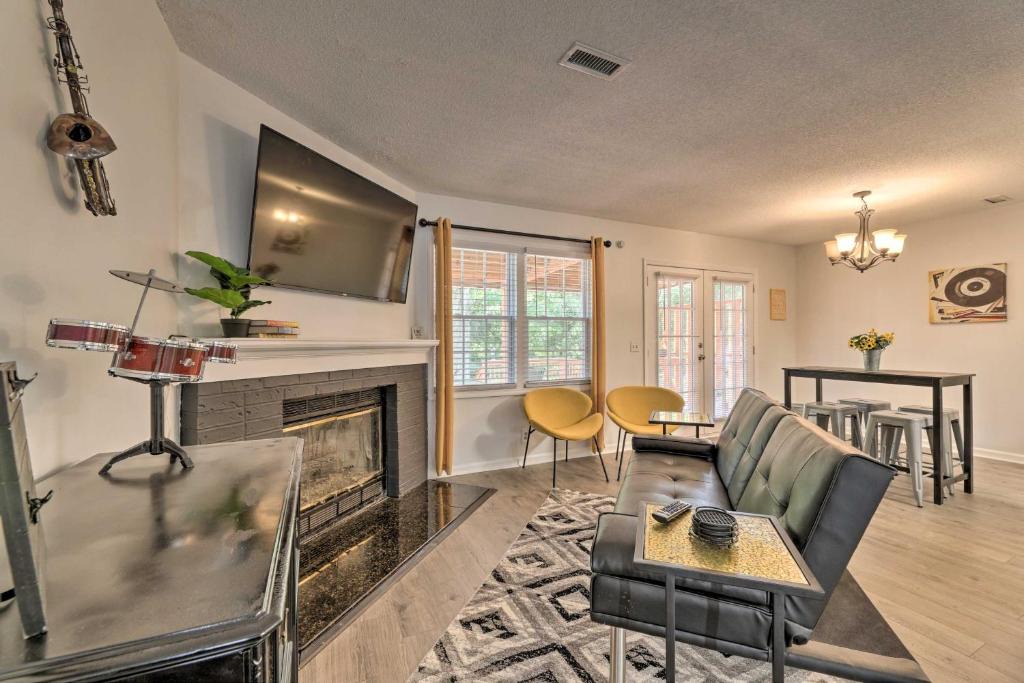 Antioch House | Modern Nashville Townhome Large Yard and Deck!