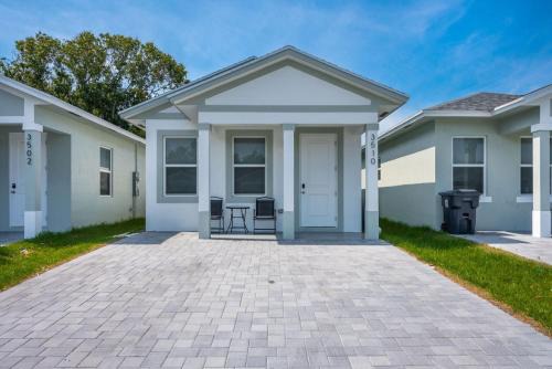 Westgate House | Modern New Home, Prime West Palm Beach Location