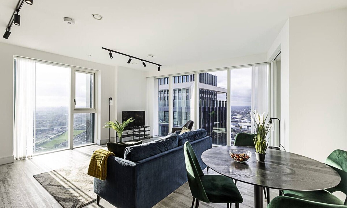 East Acton Apartment | Modern North Acton Flat with City View