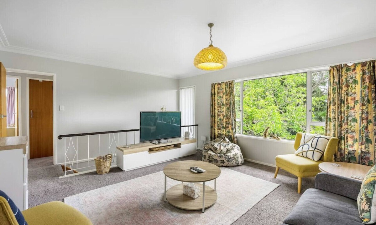 Sandringham Apartment | Modern Central Abode with Aircon and Parking