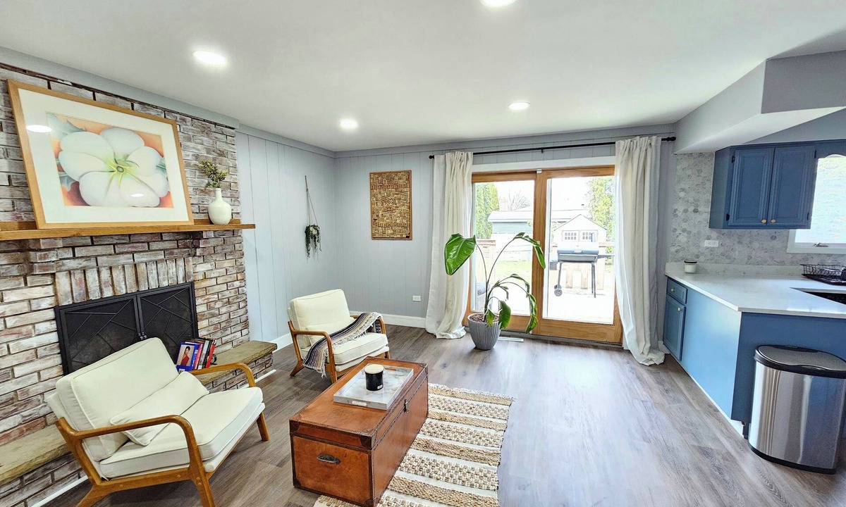 Gurnee House | Modern Oasis Near Six Flags & Naval Base!