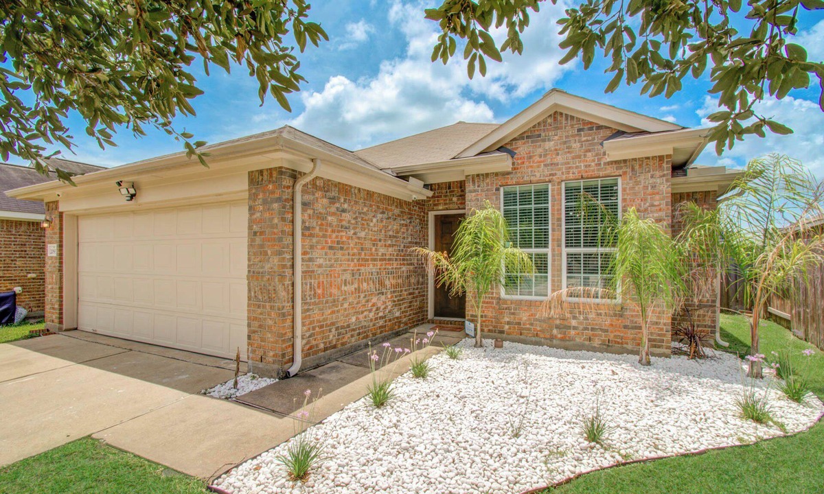 Barker House | Modern Oasis with Jacuzzi & Gym on Katy Tx