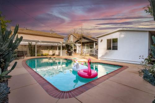 Burbank House | Modern Oasis with Pool & Jacuzzi near Universal Studios