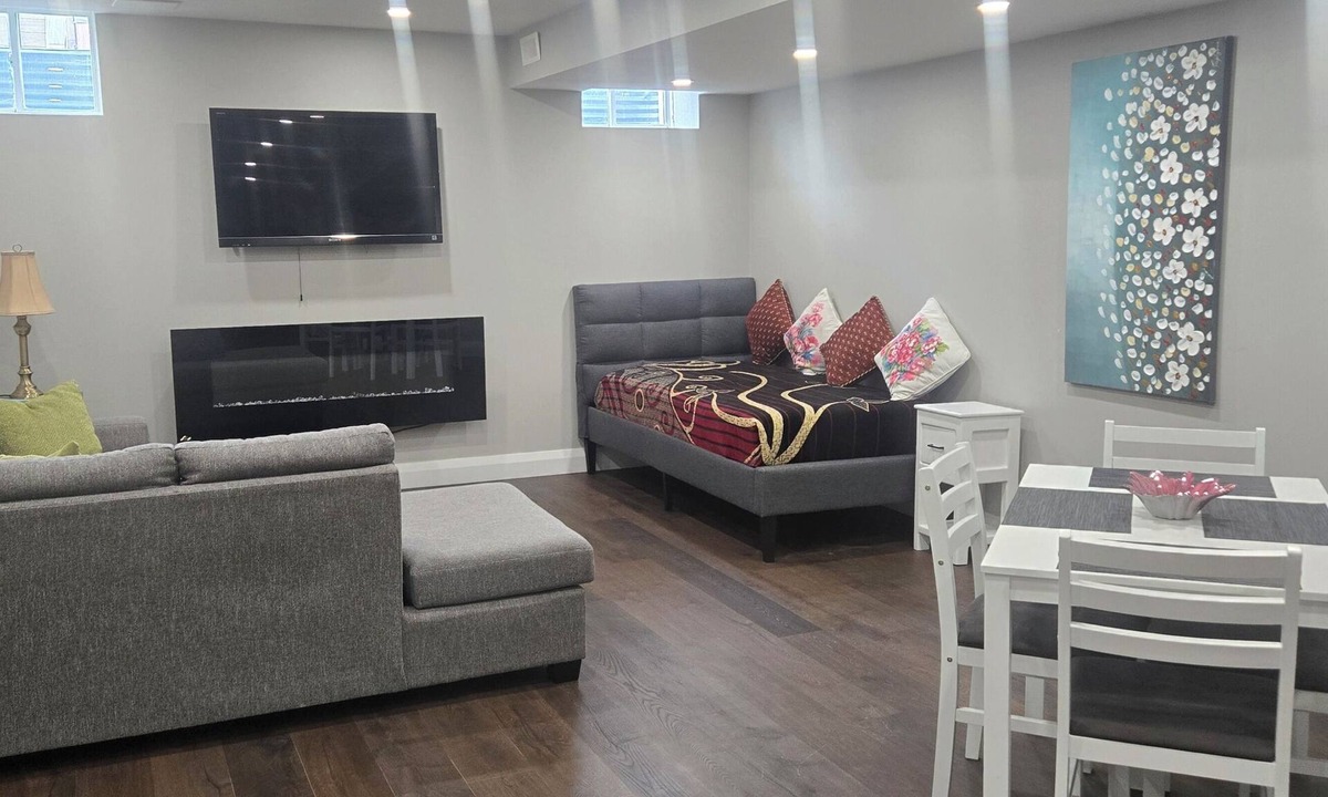 Bowmanville House | Modern one bedroom apartment by the lake.