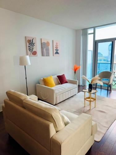 Downtown Mississauga Apartment | Modern One Bedroom Near Square One With Free Parking