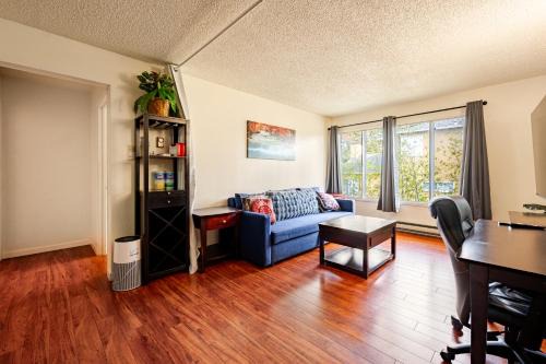 Berkeley Apartment | Modern One Bedroom Unit, Sofa Bed, Adjustable Queen Bed, 75 Inch Smart TV and Indoor Secure Parking