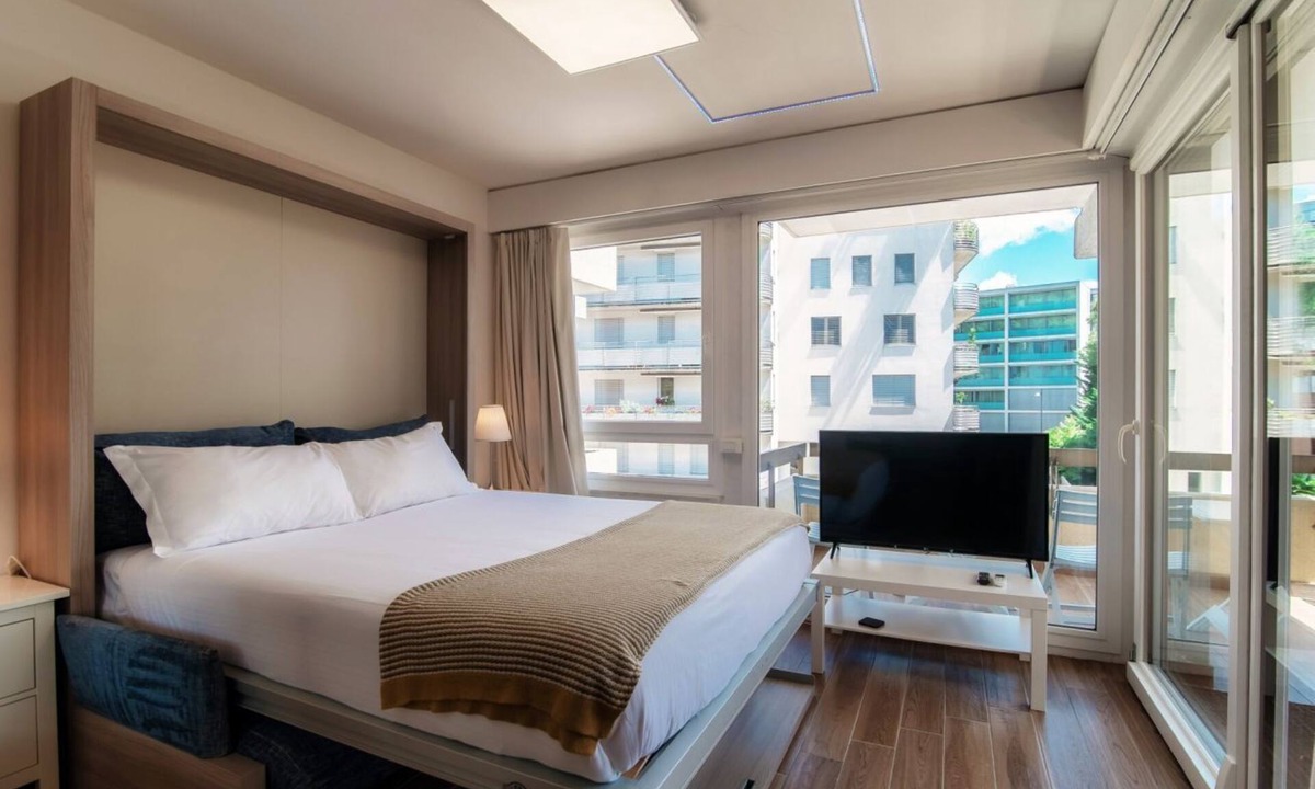Paradiso Apartment | Modern one-room apartment with balcony close to Paradiso station (Terrazza Parad