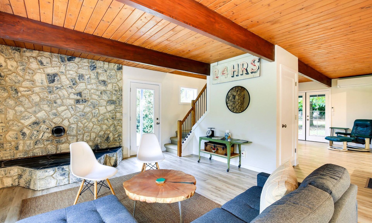 Carver House | Modern Oregon Getaway w/Fireplace, Yard & Deck