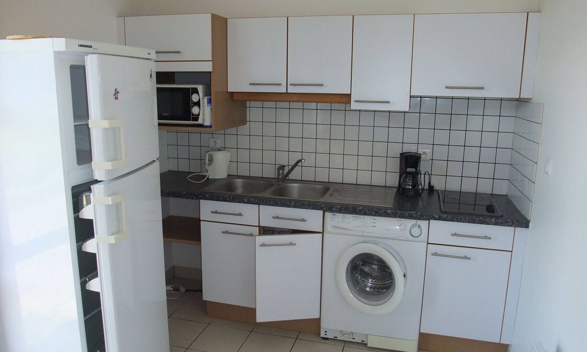 Larians-et-Munans Cottage | Modern pavilion with terrace overlooking river