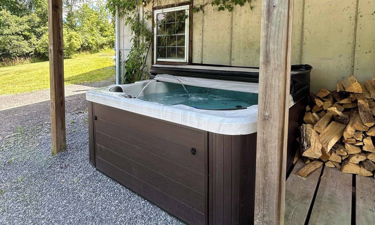 Cornwallville House | Modern, Pet-Friendly, Hot Tub and Fire Pit!