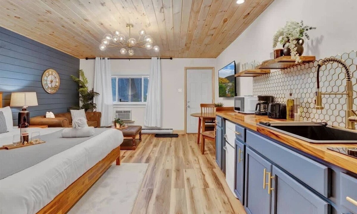 Canadensis Hotel | Modern Pocono Charmer | Firepits | Pet-Friendly