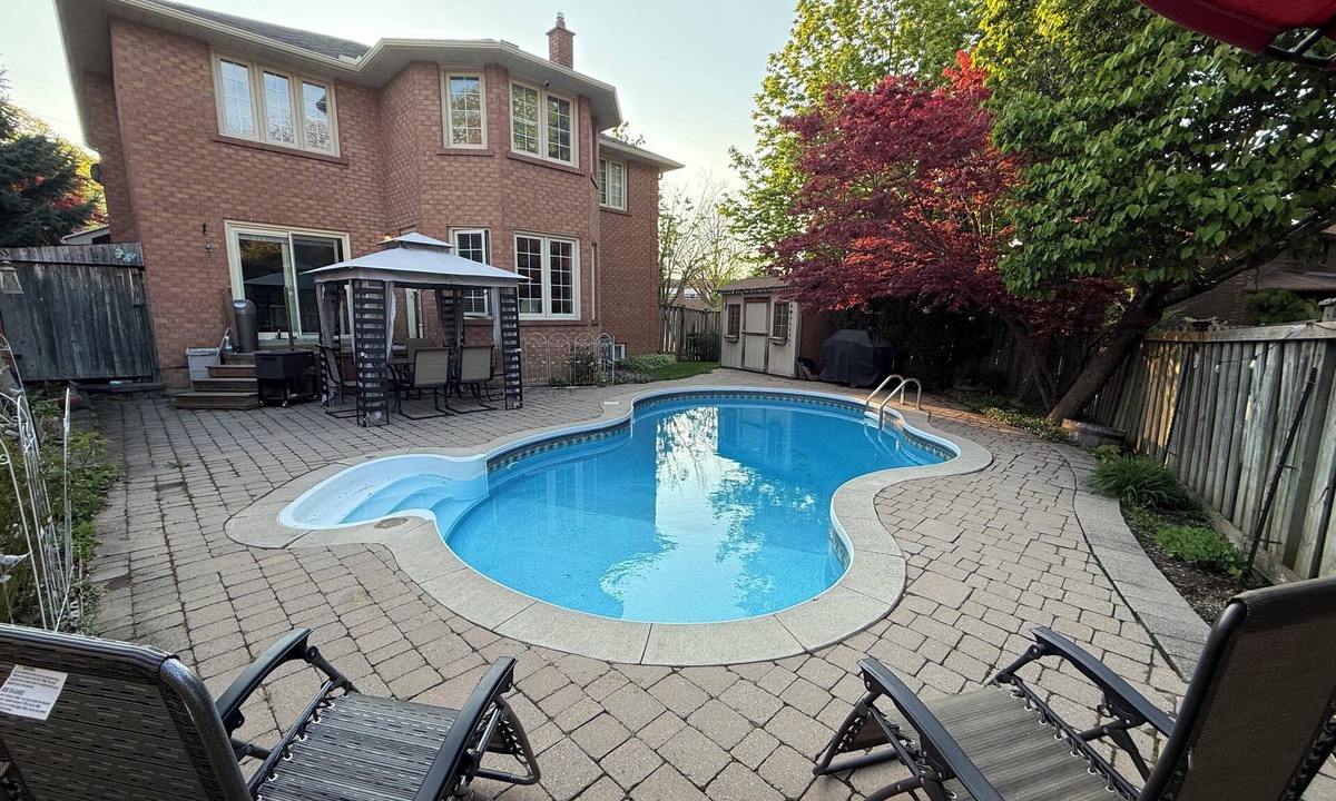 West Deane Park House | Modern Pool Retreat | 5 mins to Airport | Full House