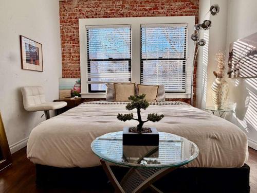 Hollywood Apartment | Modern & Popular Hollywood Studio at GW