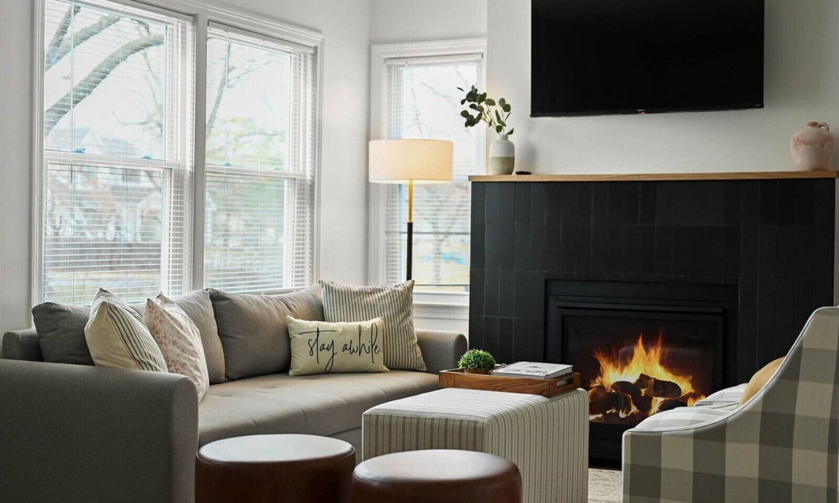 Prairie Village House | Modern Prairie Village Home - Minutes from parks, shopping, dining