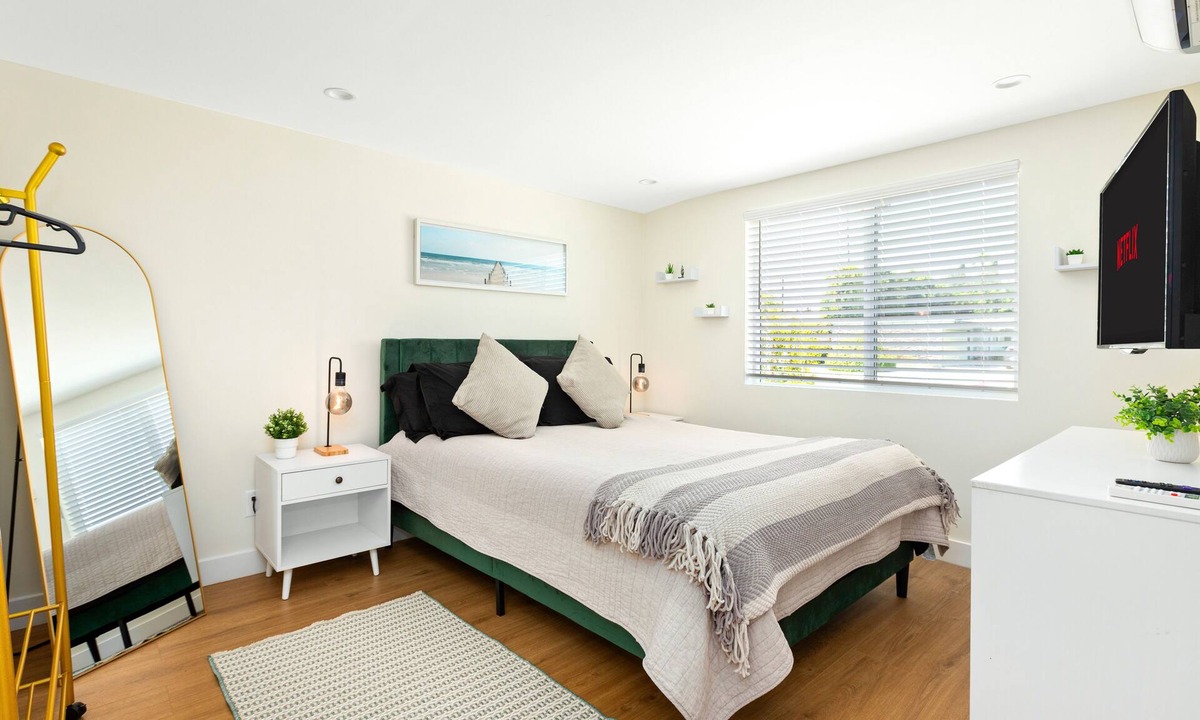 Winnetka House | Modern Private 1BR Guesthouse w Parking & Fast Wi-Fi – Winnetka LA