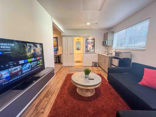 Cedar Heights House | Modern Private Guesthouse in Seattle