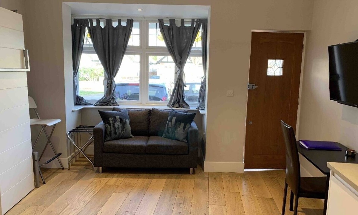 Ickenham Apartment | Modern, Private, self-contained studio apartment