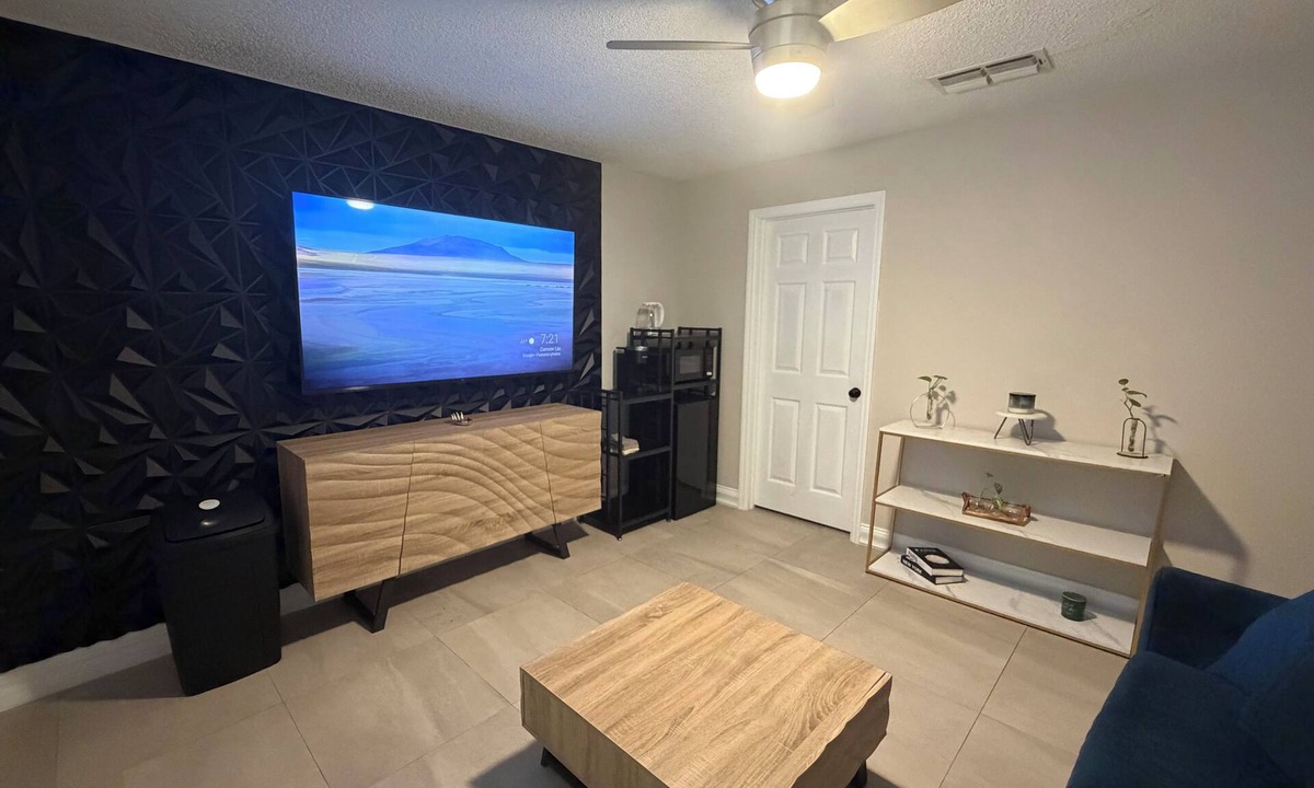 Williamsburg Apartment | Modern Private Studio Near Orlando Attractions SeaWorld & Epic Universe Area