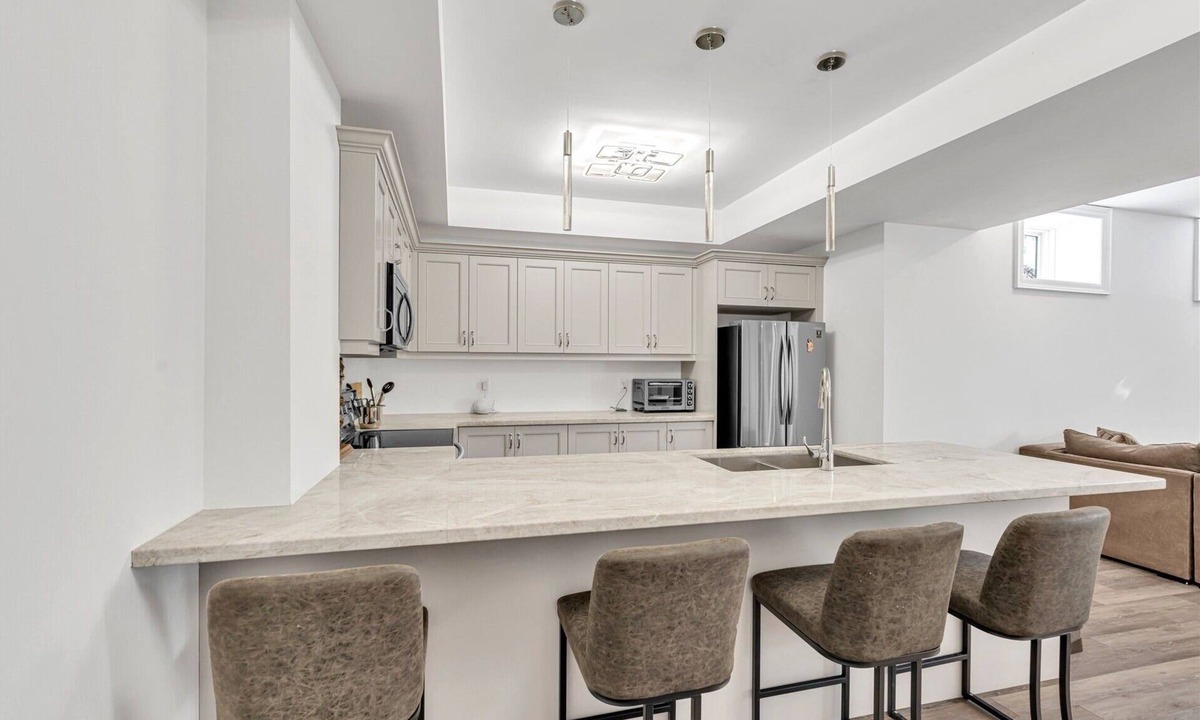 King City Apartment | Modern Private Suite | Workspace, Gym & Pool | Sleeps 4 Comfortably