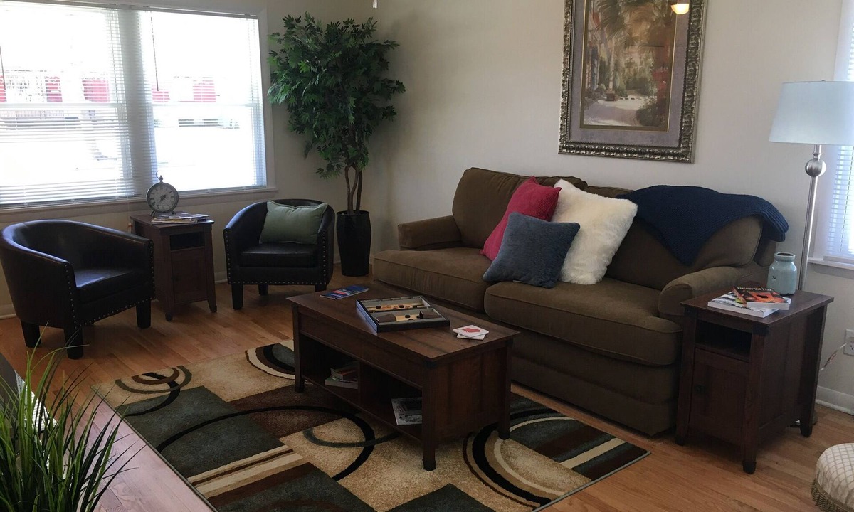 Kenosha House | Modern! Professionally Cleaned, Self Check In - Sleeps 10