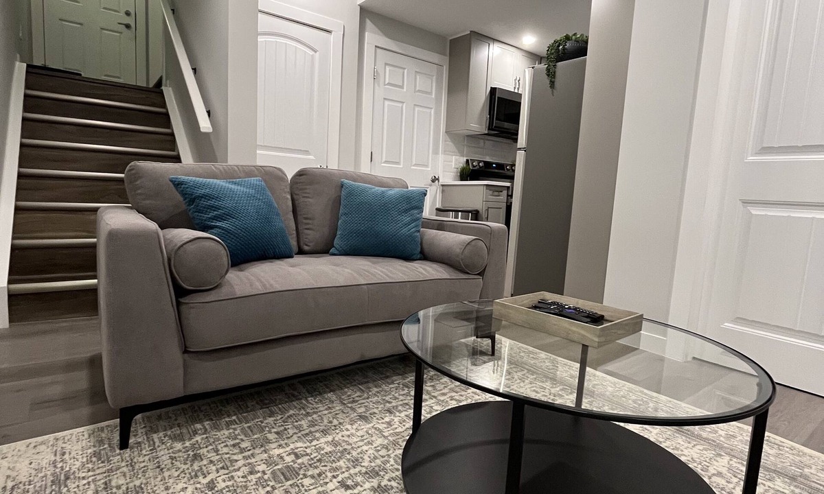 Southwest Calgary Apartment | Modern Pvt 2BR Legal Suite | High-Speed Wi-Fi | 5m to Spruce Meadows & Transit