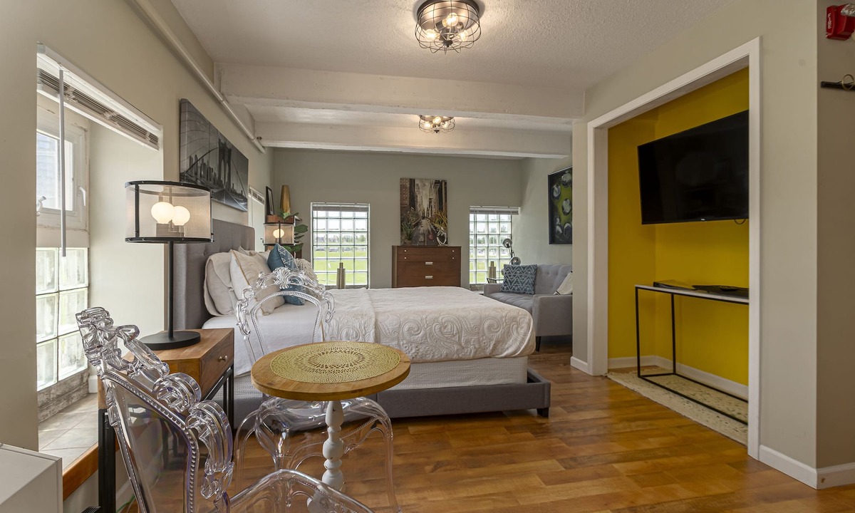 Carbondale Hotel | Modern Queen Suite Near SIU Carbondale