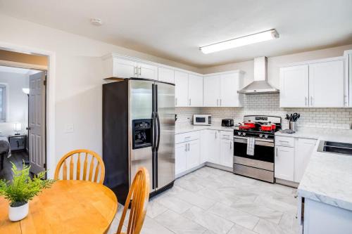 East Rochester House | Modern & Quiet Suburban Ranch Mins to Dtwn and Stores