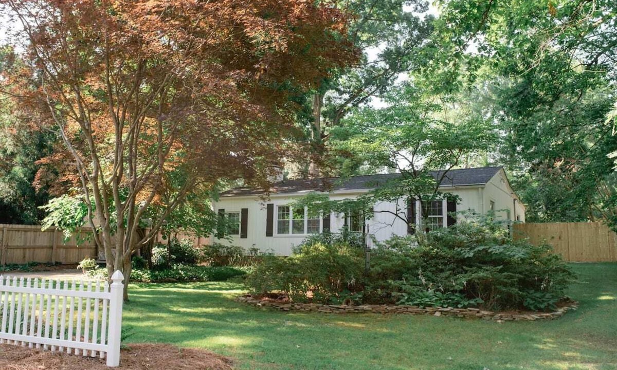 Greensboro House | Modern ranch house conveniently located in Greensboro