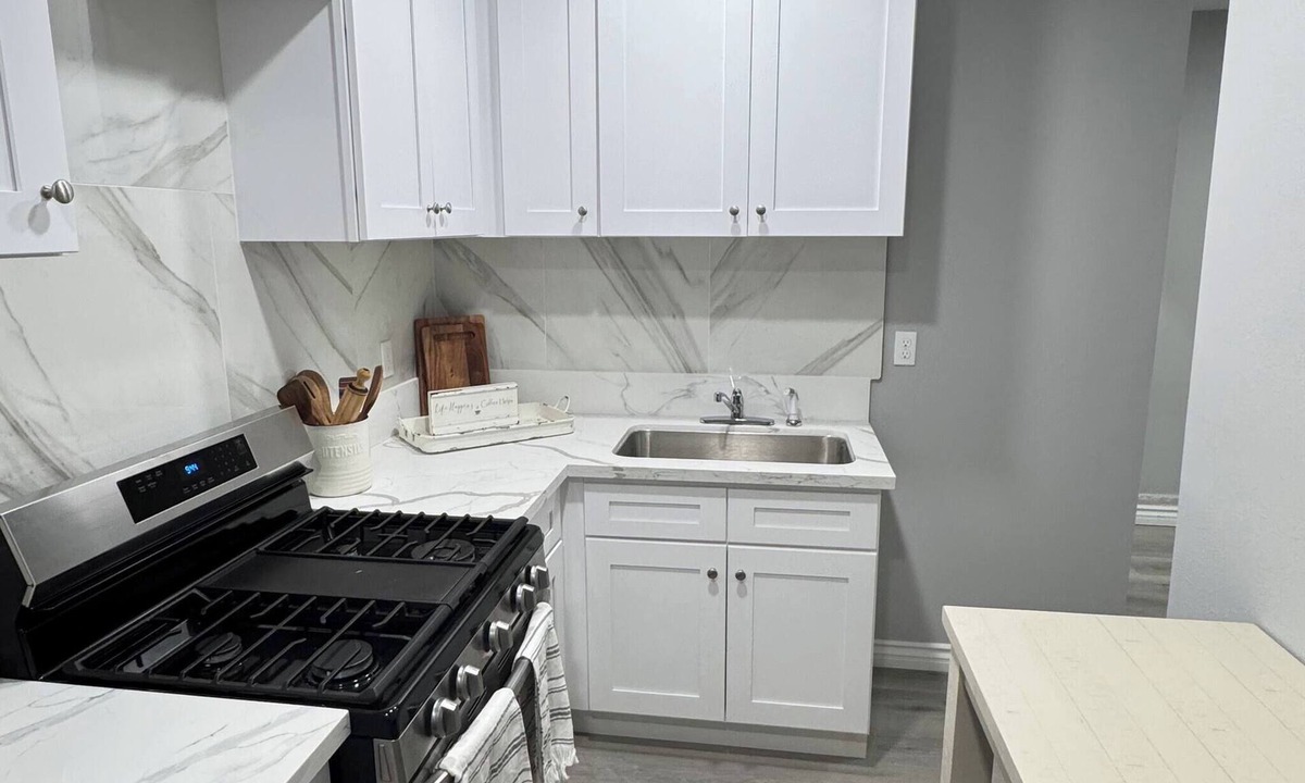 Redlands House | Modern Redlands Guesthouse| Kitchen| Private Entry