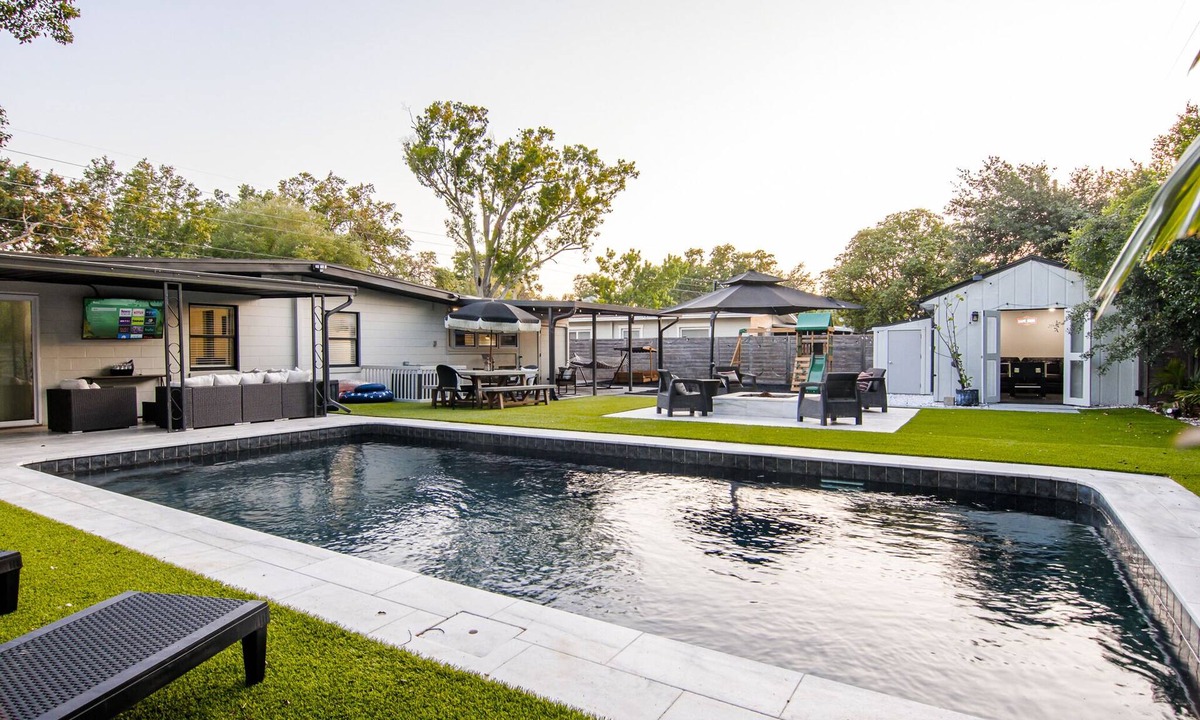 Dover Shores West House | Modern Relaxing Retreat w/Pool, Fire pit, Game room