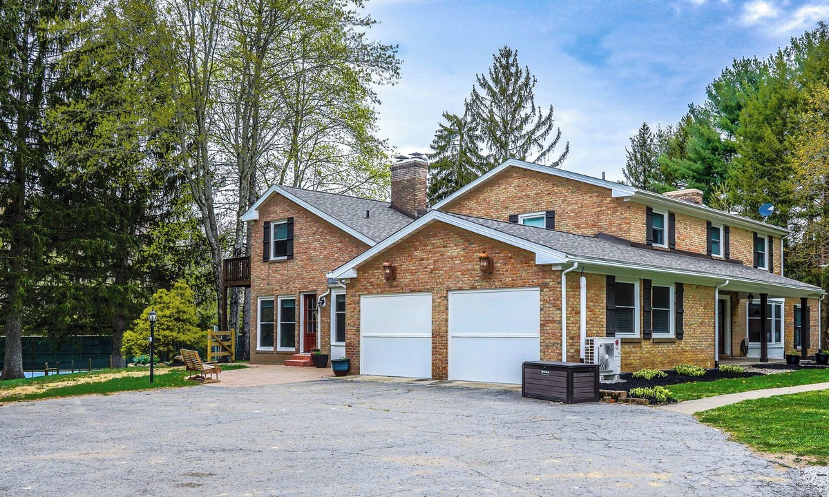 Ravenna House | Modern Retreat | 15 Guests | Theater | Rock Wall | Hot Tub | Fenced Yard | Sport Court | Kent State