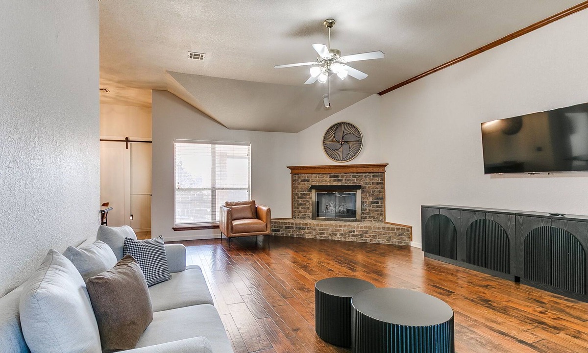 South Oklahoma City House | Modern Retreat: 4 King Beds & Office