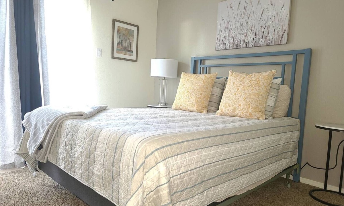 West Old Town Apartment | Modern Retreat, near Old Town