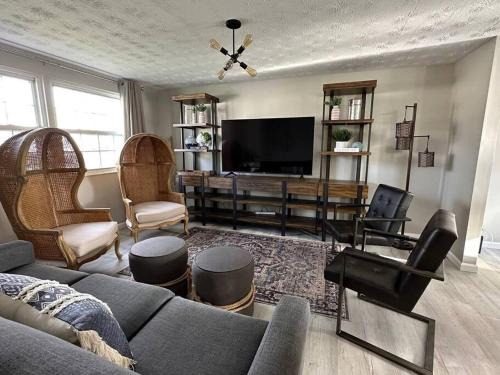 Englewood House | Modern Retreat - Newly Remodeled Gem