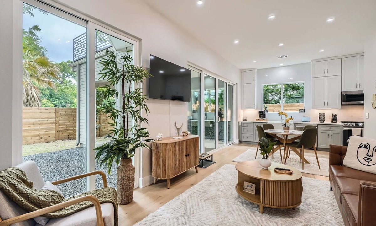 Govalle House | Modern Retreat on a Creek. Walkable. Free Parking